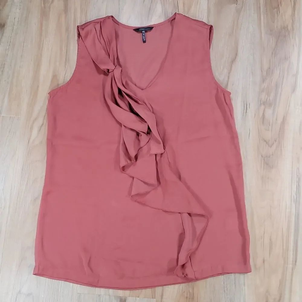 🔺️Daisy Fuentes Brick Ruffled Vneck Sleeveless Top Small